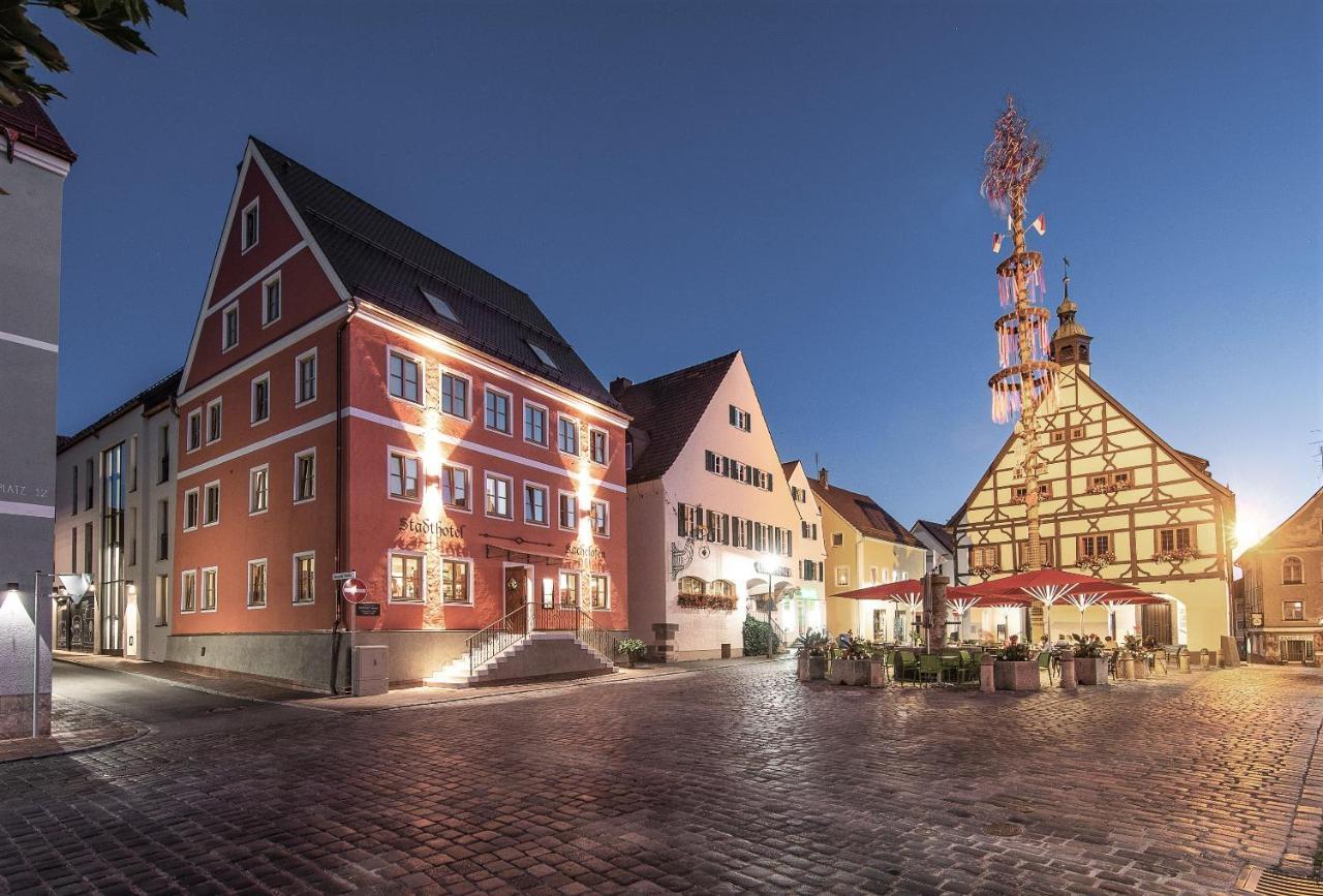 Stadthotel Kachelofen Крумбах Экстерьер фото