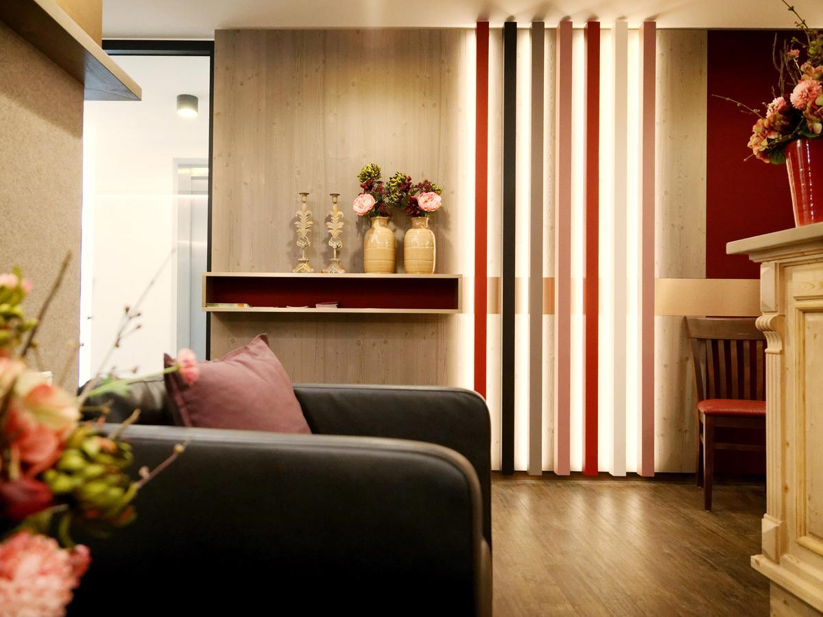 Stadthotel Kachelofen Крумбах Экстерьер фото